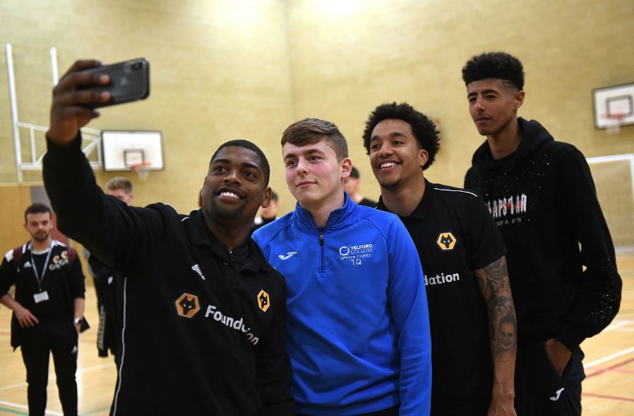 Ikuti Newcastle Antisipasi Virus Corona, Wolves Juga Larang Swafoto Pemain dengan Fans