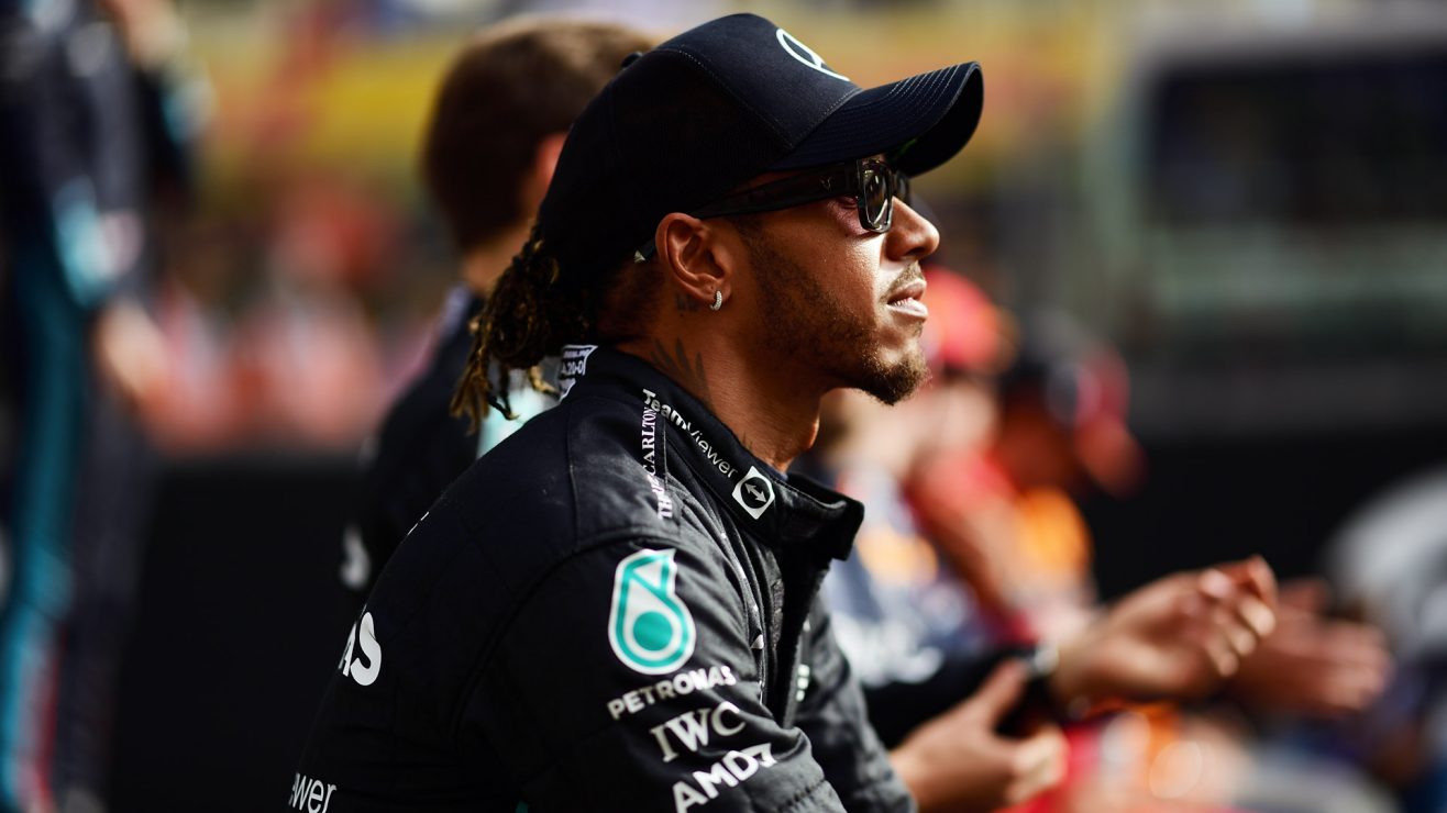 Lewis Hamilton Serasa Ditempeli Hantu