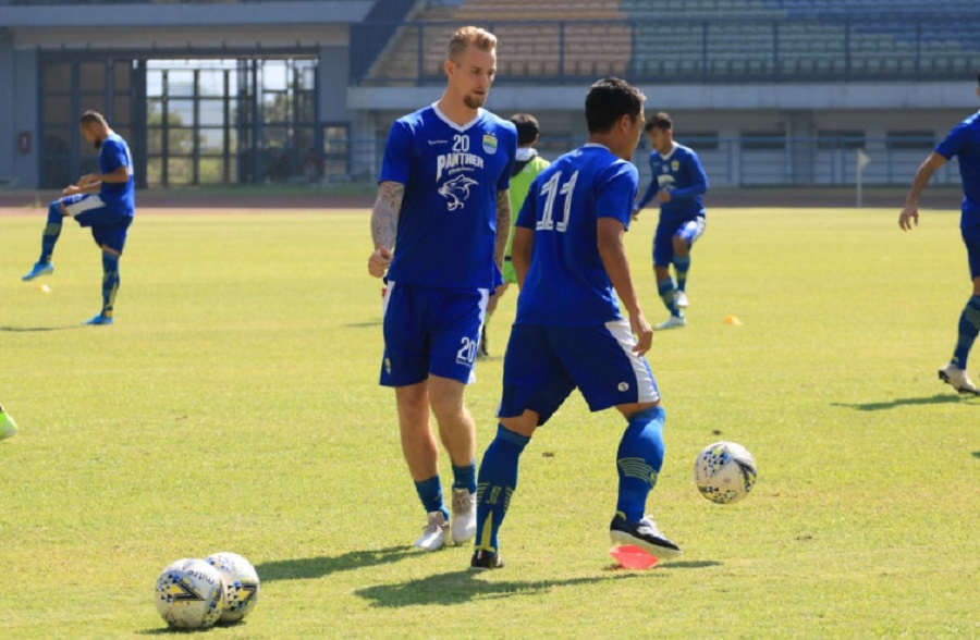 Persib Lakukan Penghormatan untuk Hariono dan Kevin van Kippersluis di Laga Lawan PSM