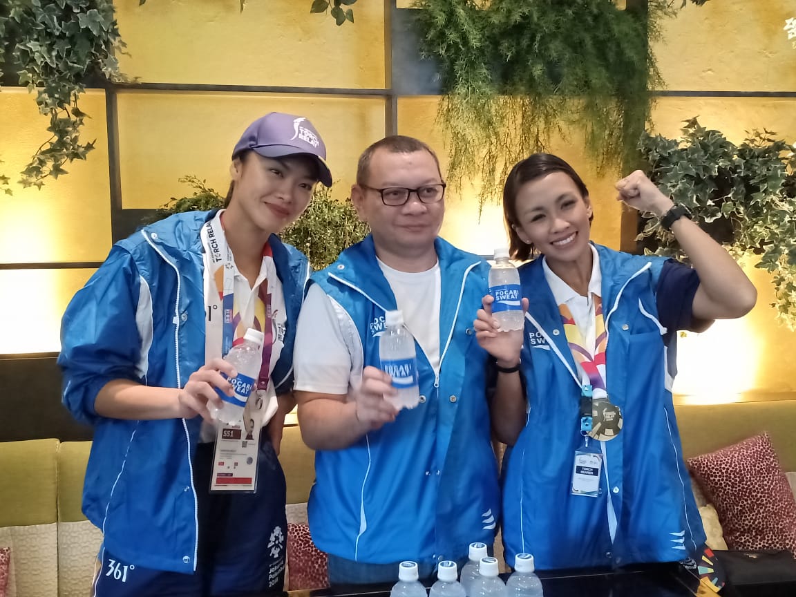 Dua Model Cantik Indonesia Ambil Bagian Pawai Obor Asian Games 2018