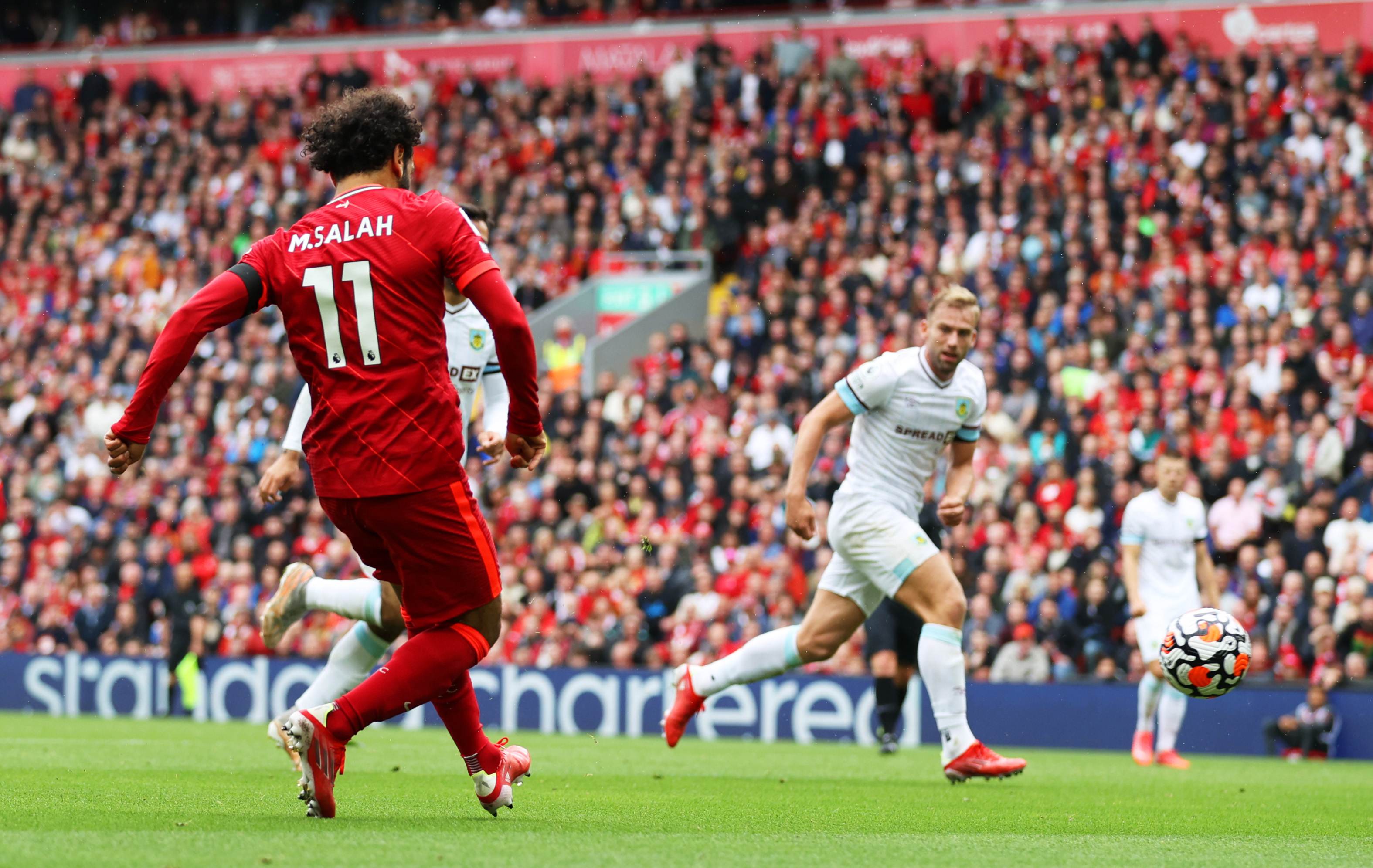 Liverpool 2-0 Burnley: The Reds Sambut Kembalinya Suporter dengan Kemenangan