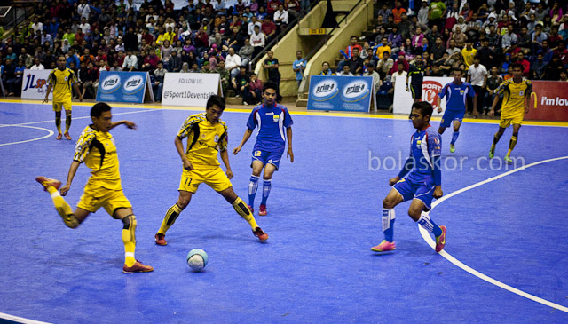 Final IFL 2013: Setengah Babak, FKB Ungguli Electric Cosmo