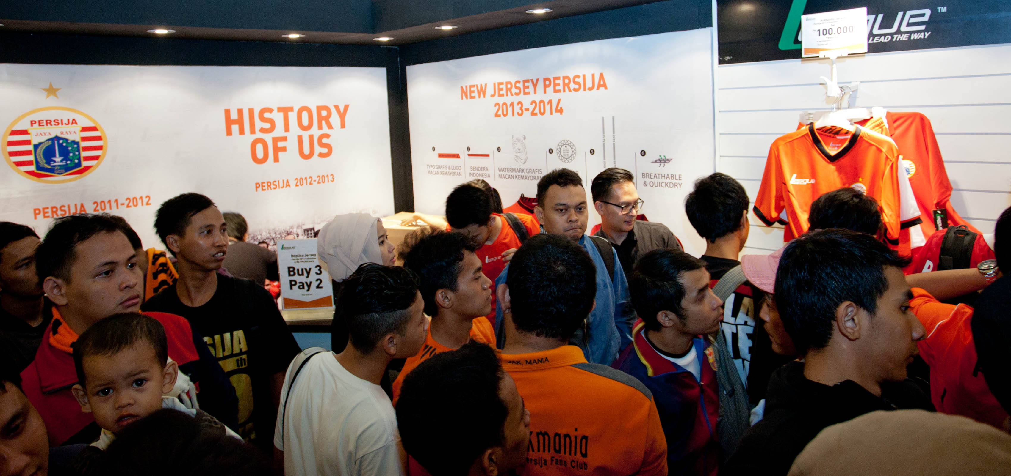 Jakmania Berebut 'Jersey' Baru Persija