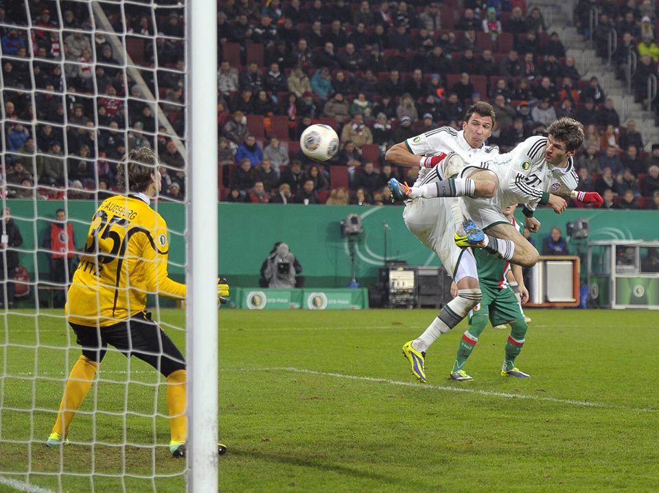 Gebuk Augsburg, Bayern Lewati Babak III Piala Jerman