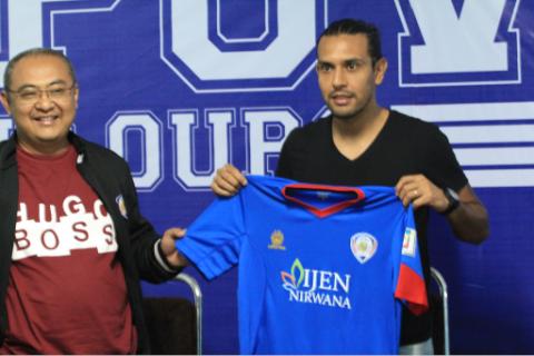 Gustavo Lopez Siap Persembahkan Gelar untuk Arema