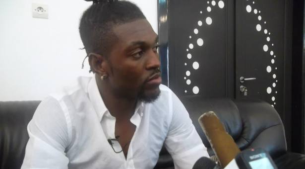 Adebayor Persembahkan Sepasang Golnya Bagi Mendiang Adik