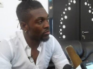 Adebayor Persembahkan Sepasang Golnya Bagi Mendiang Adik