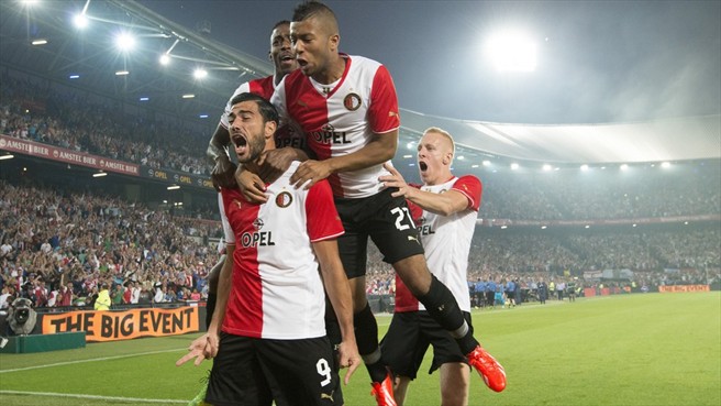 10 Pemain, Feyenoord Hancurkan PSV 3-1