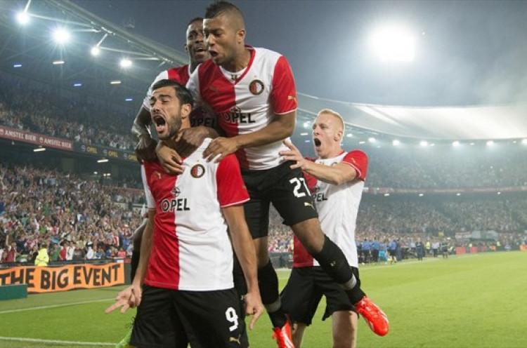 10 Pemain, Feyenoord Hancurkan PSV 3-1