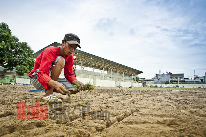 Bersolek dengan Rumput Kelas Satu Standar FIFA<!--idunk-->Stadion VIJ