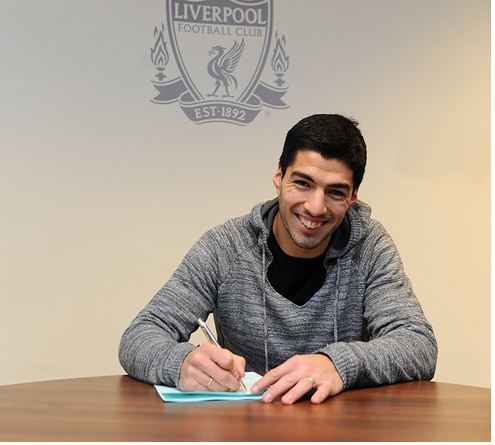 Suarez Perpanjang Masa Baktinya Bersama Liverpool