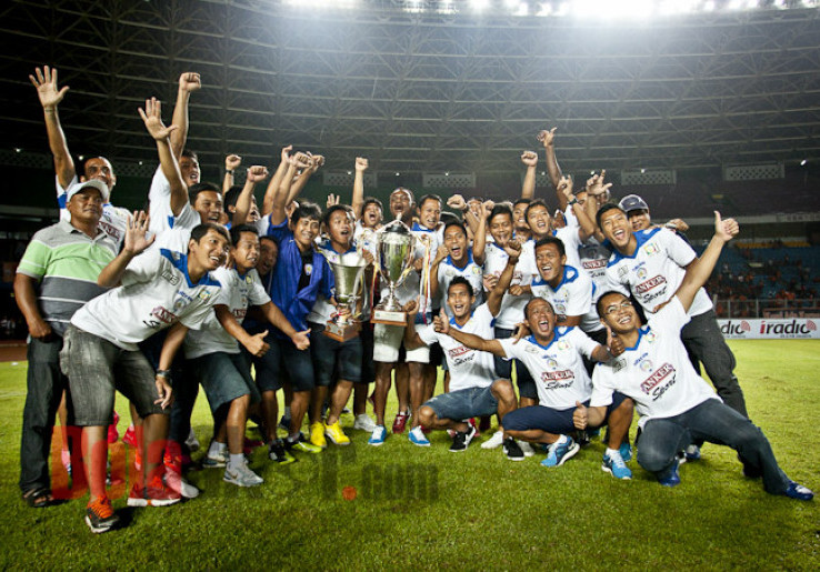 Arema Tutup Tahun 2013 Dengan Dua Piala Gubernur<!--idunk-->Trofeo Persija 2013
