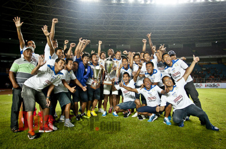 Arema Tutup Tahun 2013 Dengan Dua Piala Gubernur<!--idunk-->Trofeo Persija 2013