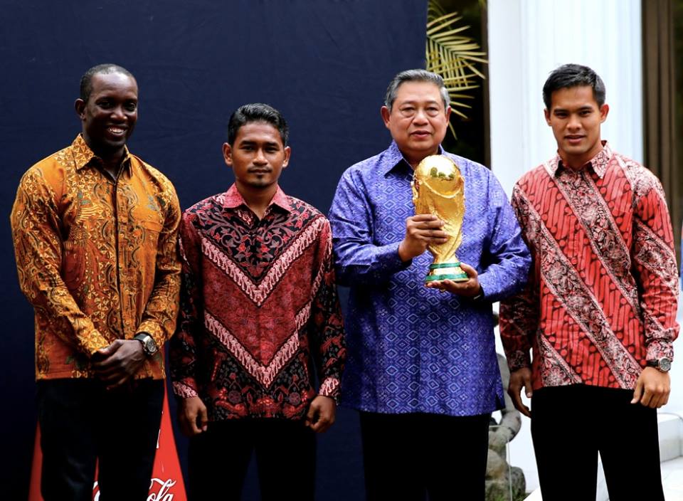 Presiden SBY Foto Bersama Trofi Piala Dunia