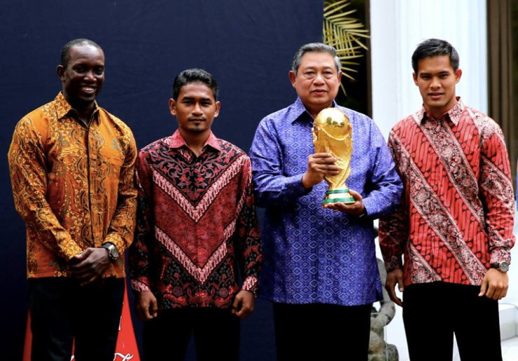 Presiden SBY Foto Bersama Trofi Piala Dunia