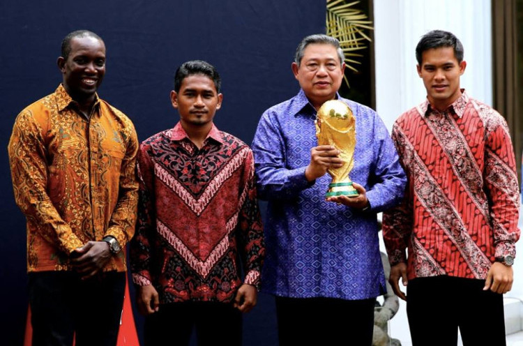 Presiden SBY Foto Bersama Trofi Piala Dunia