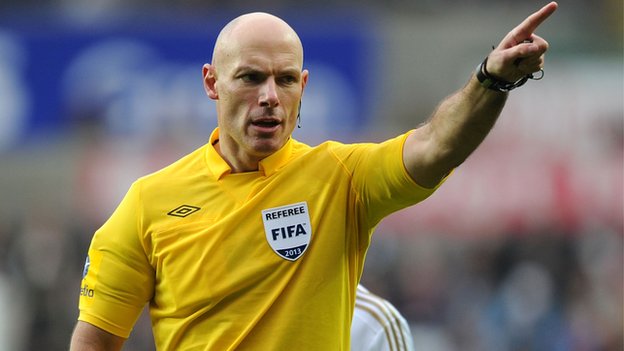 Howard Webb Wasit Terbaik Dunia 2013