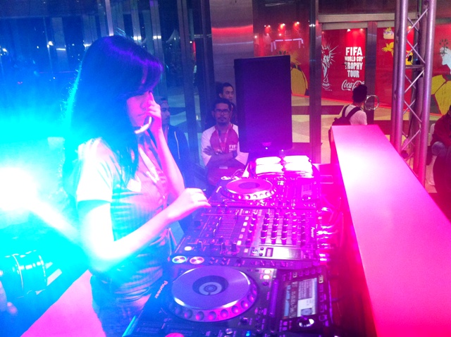 DJ 'Hot' dan Seksi Panaskan Pameran Trofi Piala Dunia