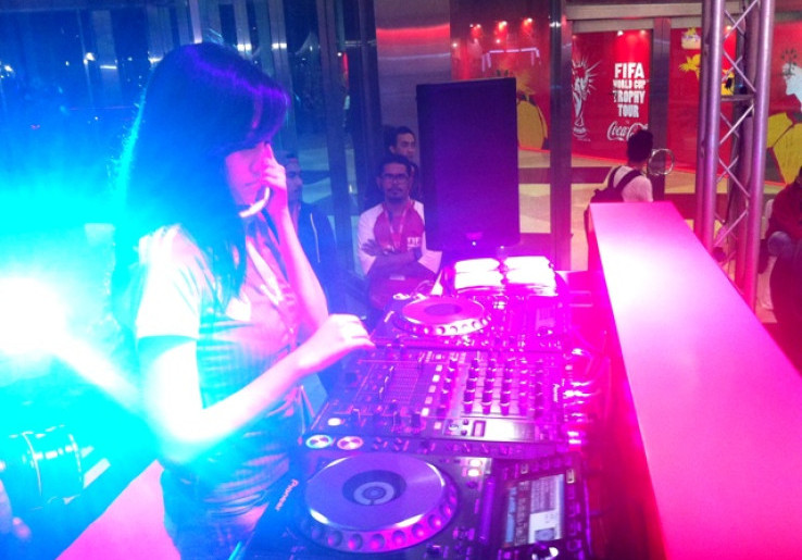 DJ 'Hot' dan Seksi Panaskan Pameran Trofi Piala Dunia