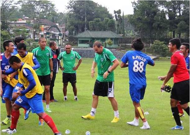Dejan Antonic Disiram Air Oleh Para Pemain PBR