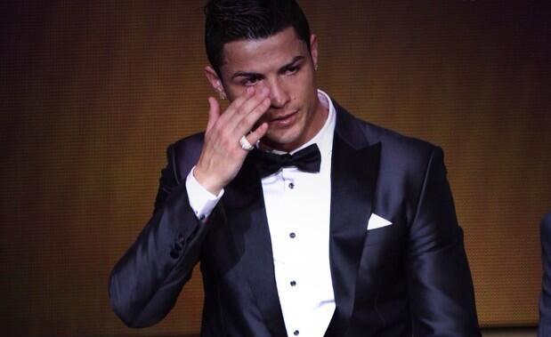 Ronaldo Menangis Saat Terima FIFA Ballon d'Or 2013