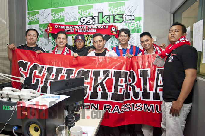 Tampil di Radio, Strassenjungen Indonesien Semakin Dikenal