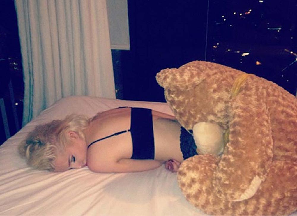 Helen Flanagan Ingin Bercumbu Semalam Suntuk di Hari Valentine