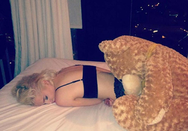Helen Flanagan Ingin Bercumbu Semalam Suntuk di Hari Valentine