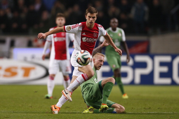 Bek Muda Ajax Masuk Daftar Belanja AC Milan