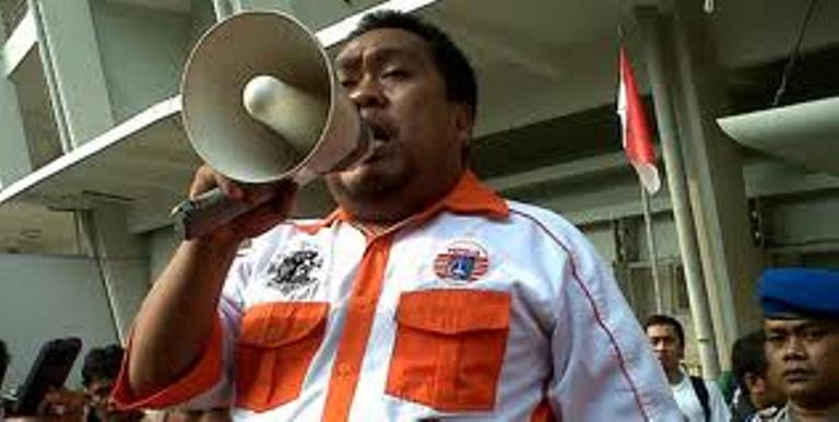 Jakmania Haram Bawa Kembang Api dan Flare