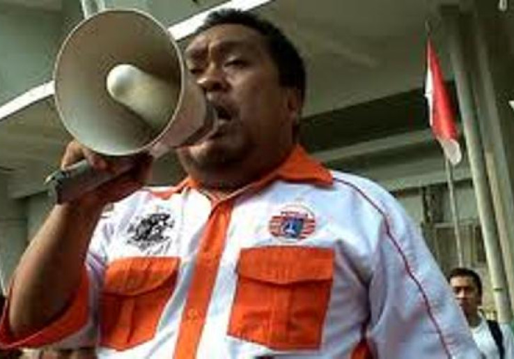 Jakmania Haram Bawa Kembang Api dan Flare