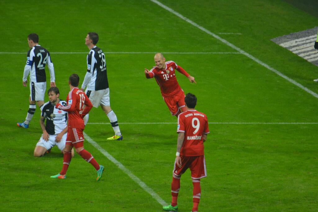 Pembunuhan Sadis Terjadi di Allianz Arena<!--idunk-->Bayern Muenchen vs Eintracht Frankurt