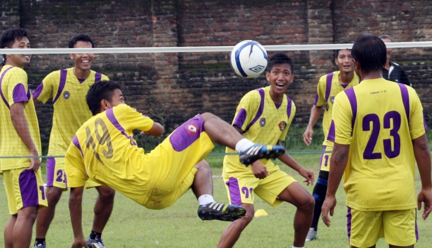 Dua Sayap Persik Ancam Pertahanan SFC