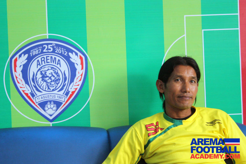 Striker Legendaris Arema Latih Tim Junior Arema