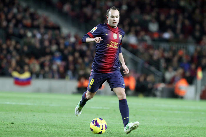 Iniesta Bela Penalti Kontroversial Messi