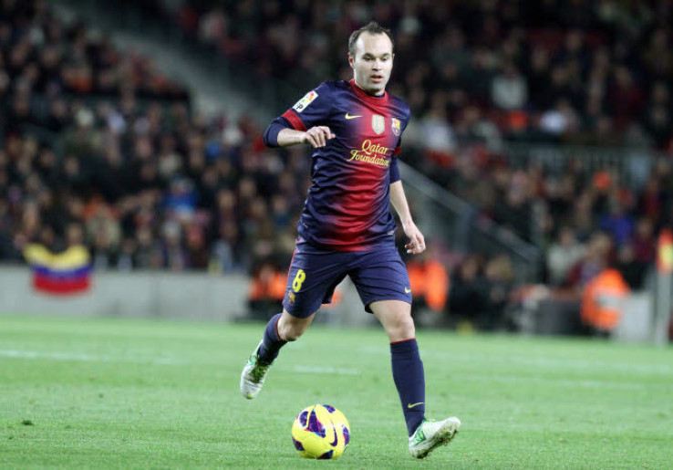 Iniesta Bela Penalti Kontroversial Messi