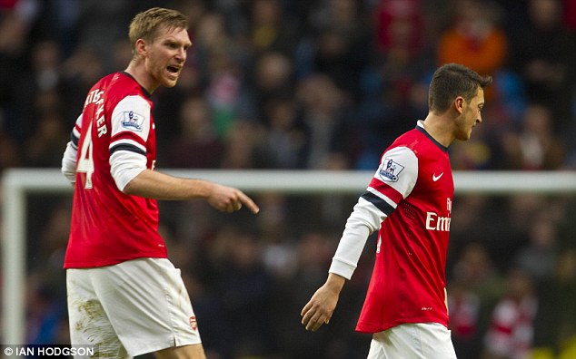 Oezil Dihina, Mertesacker Pasang Badan Membela