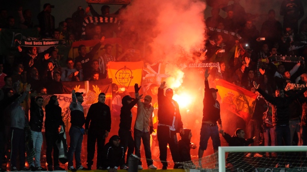 Sepp Blatter Haramkan Flare di Stadion