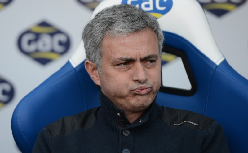 Mourinho Bingung Pilih Cech Atau Courtois