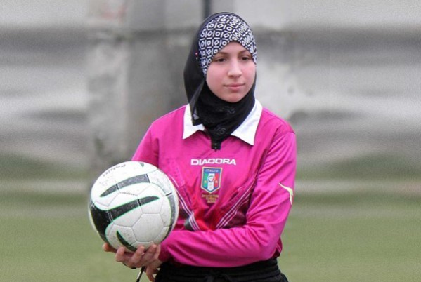 Muslimah Cantik Ini Jadi Wasit Berjilbab Pertama di Italia