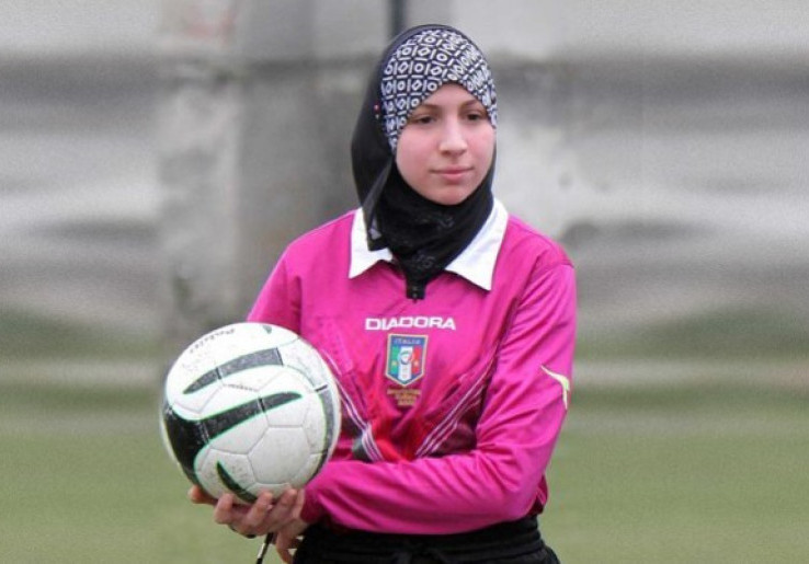 Muslimah Cantik Ini Jadi Wasit Berjilbab Pertama di Italia