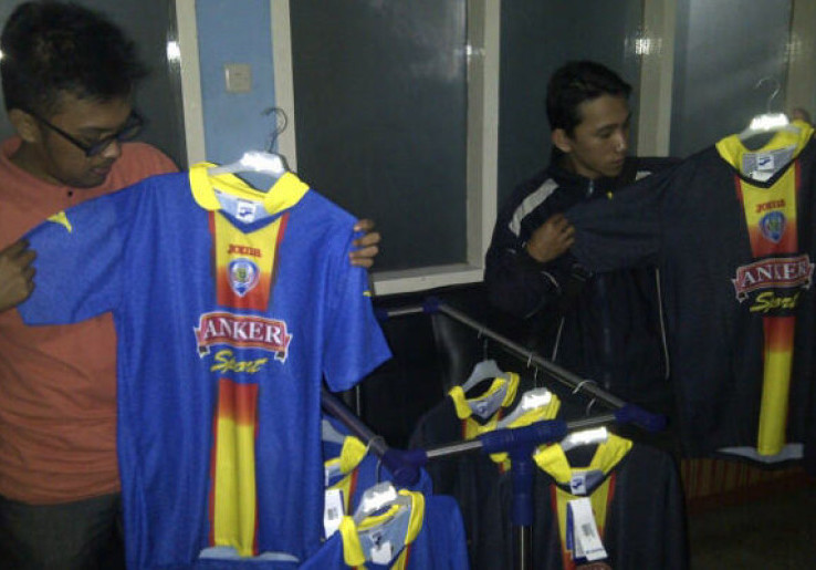 Jersey Tim Arema Cronus Mulai dijual di Kantor Arema