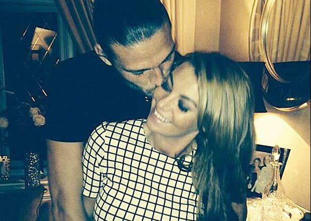 Carroll Pajang Foto Ciuman Hot Bareng Pacar Baru
