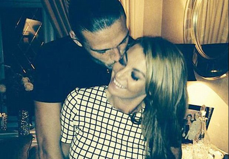 Carroll Pajang Foto Ciuman Hot Bareng Pacar Baru