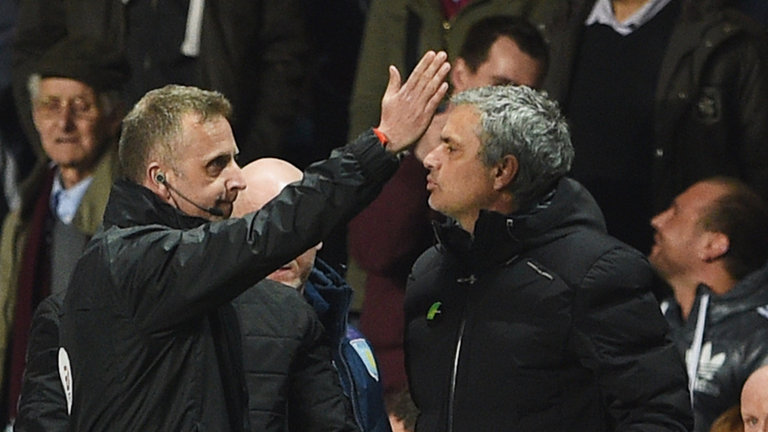 Mourinho Lempar Handuk Perburuan Gelar Juara Liga Inggris