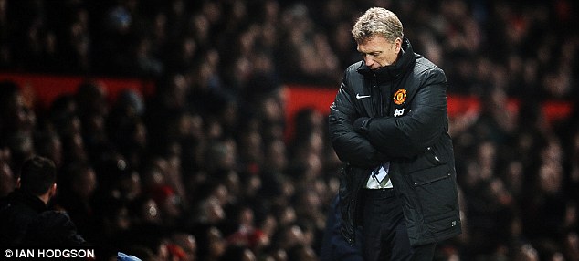Kontra Aston Villa, Spanduk 'Wrong One-Moyes Out' Mengangkasa di Old Trafford