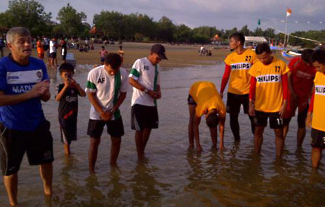 Arcan Iurie Gembleng Fisik Pemain di Pantai Jumiang