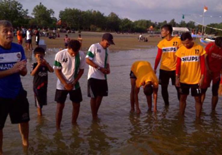Arcan Iurie Gembleng Fisik Pemain di Pantai Jumiang