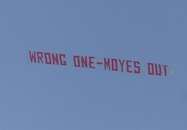 Spanduk 'Wrong One-Moyes Out' Lintasi Langit Old Trafford, Ini Komentar Moyes
