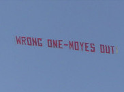 Spanduk 'Wrong One-Moyes Out' Lintasi Langit Old Trafford, Ini Komentar Moyes